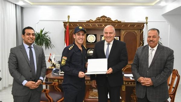 محافظ قنا يكرم عدد