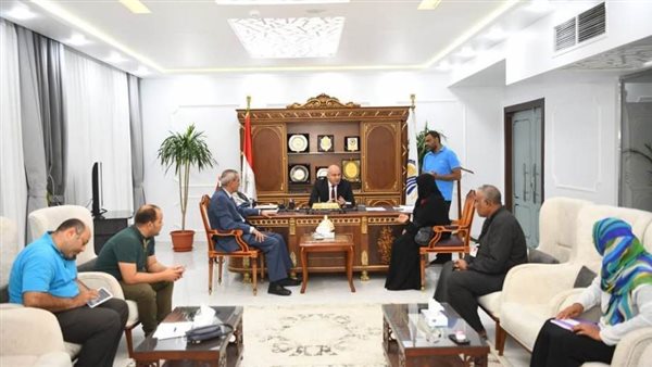 محافظ قنا يواصل استقبال