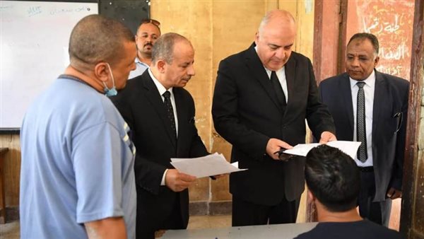 محافظ قنا يتابع انتظام