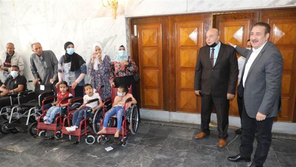 محافظ المنوفية يهدي