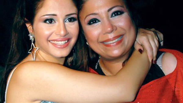 منة فضالي ووالدتها