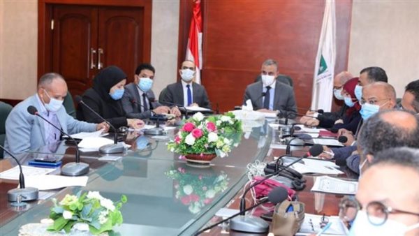 محافظ سوهاج يبحث