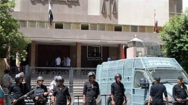 وقف مدير مدرسة عن