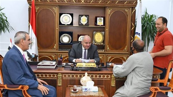 محافظ قنا يواصل استقبال