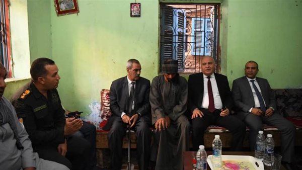 محافظ قنا يؤدي واجب