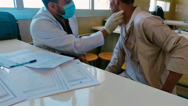 قافلة طبية تقدم العلاج