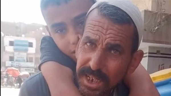 عم عطية شايل ابنه