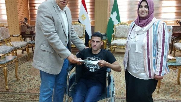 محافظ الشرقية يسلم