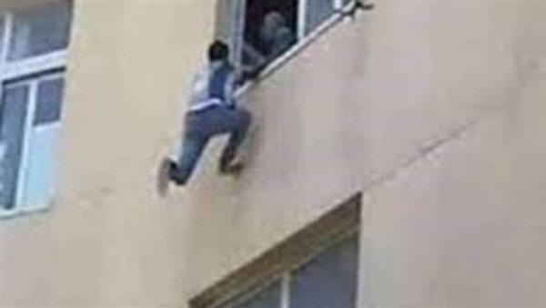 سقوط شاب من نافذه