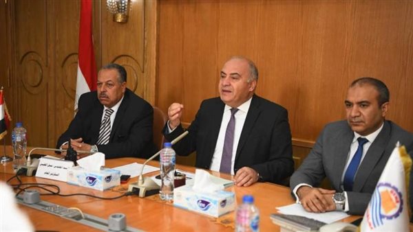 محافظ قنا يستعرض