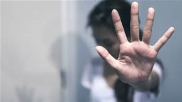 حمايا متحرش.. سيدة