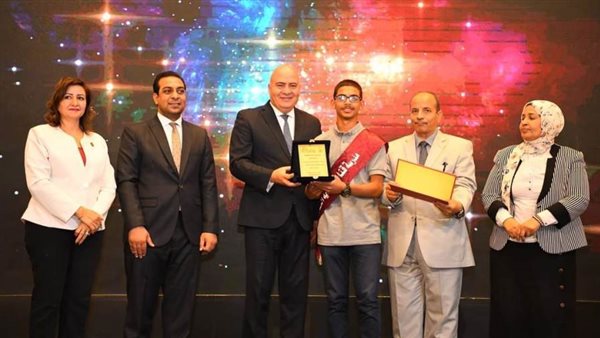 محافظ قنا يكرم أوائل