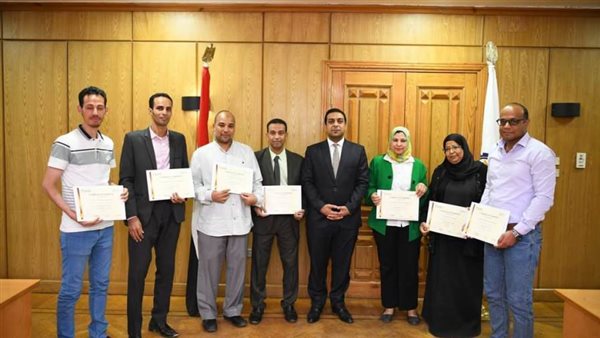 نائب محافظ قنا يكرم