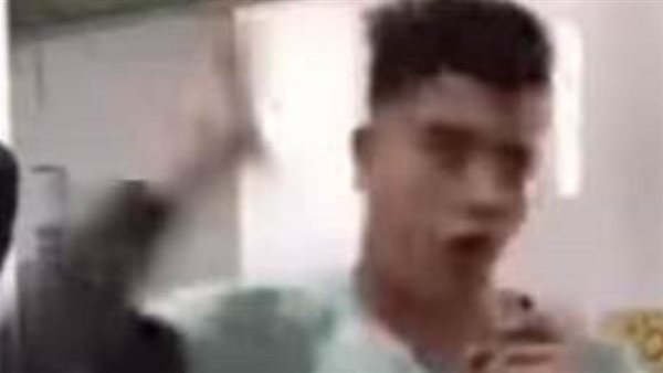 شاب يرقص داخل مسجد