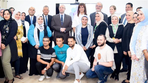 وزيرة الهجرة ومحافظ