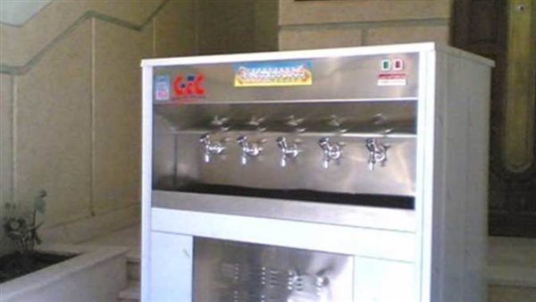 اتكهرب وهو بيشرب