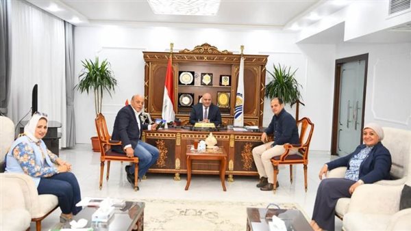 محافظ قنا يلتقي أعضاء