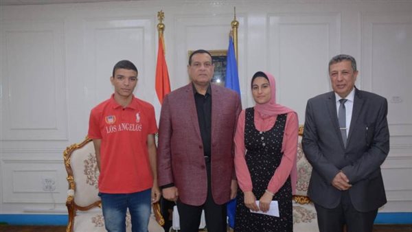 محافظ البحيرة يكرم