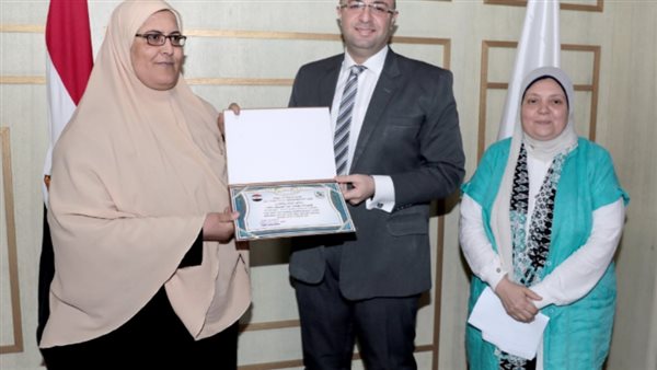 محافظ بني سويف يكرم