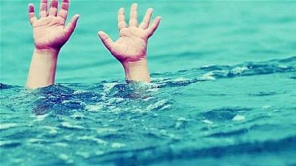 بملابس السباحة..