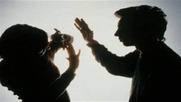 زوج يحرج زوجته أمام