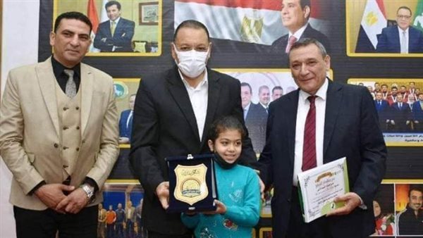 محافظ الشرقية يهنئ