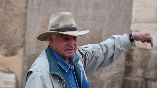 زاهي حواس وزير الآثار