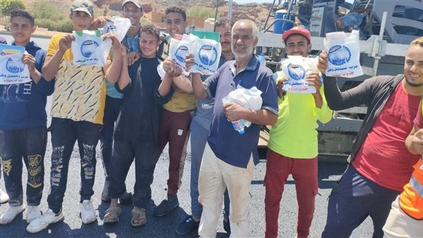 توزيع هدايا ووجبات