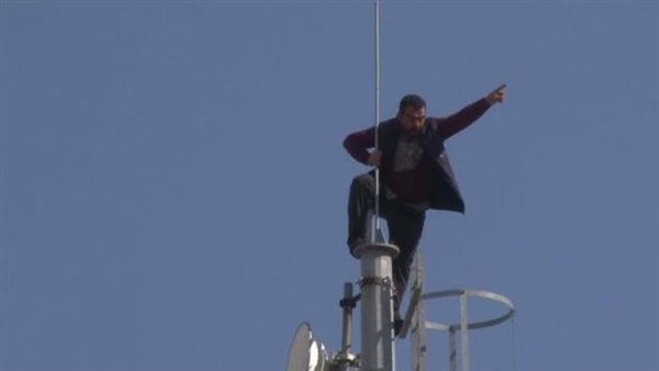 مواطن أعلى برج إرسال