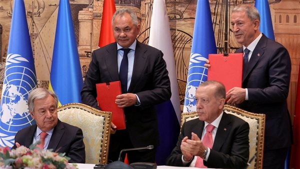 لحظة توقيع اتفاقية