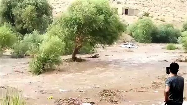 لحظة جرف سيارة جراء