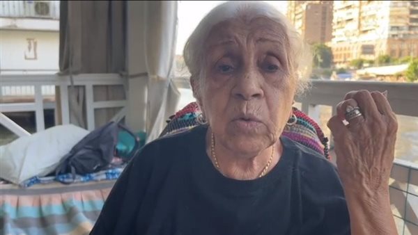 السيدة إخلاص تتسلم