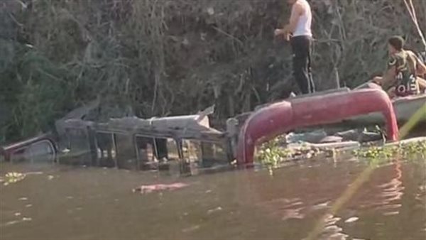 الاتوبيس داخل ترعة