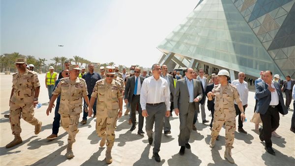 وزير الآثار ومستشار