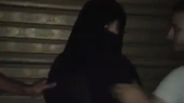 شاب يرتدي نقاب