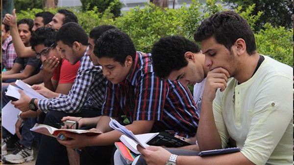 طلاب الثانوية العامة فى مواجهة مع امتحان اللغة العربية اليوم