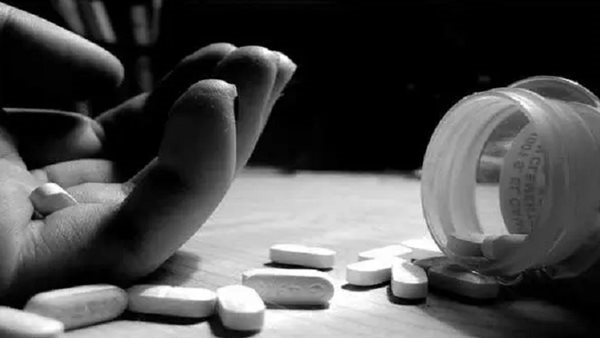 شاب يتخلص من حياته