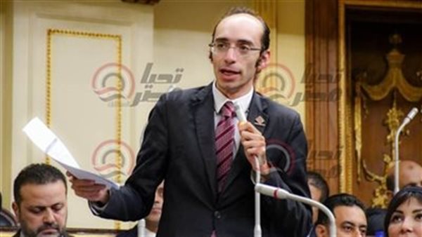 النائب محمد عبد العزيز