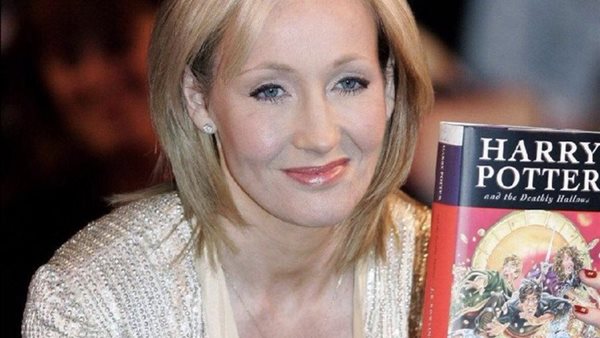 الروائية البريطانية،