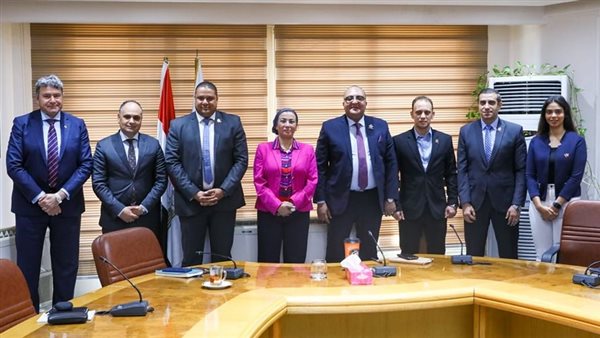 وزيرة البيئة ووفد