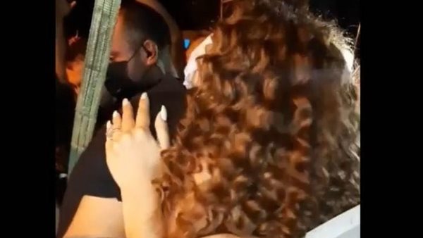 ميريام فارس تحتضن