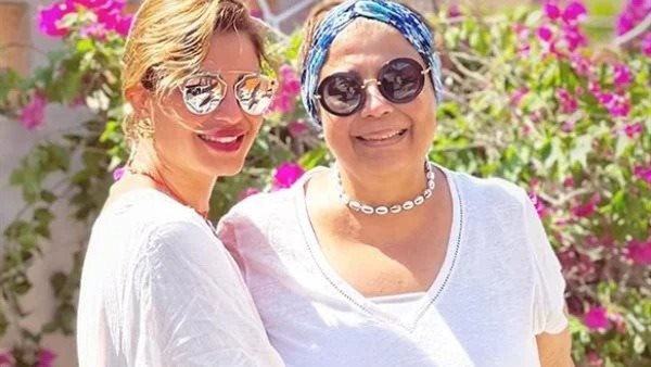 منة فضالي ووالدتها