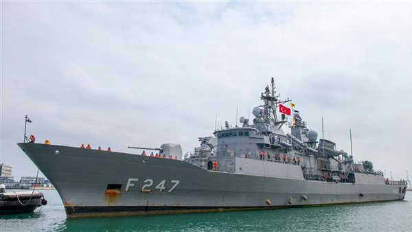 مدمرة تركية فى ميناء