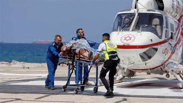 لحظة نقل أحد المصابين