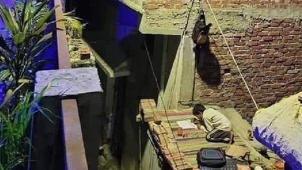 طفل يذاكر تحت عامود