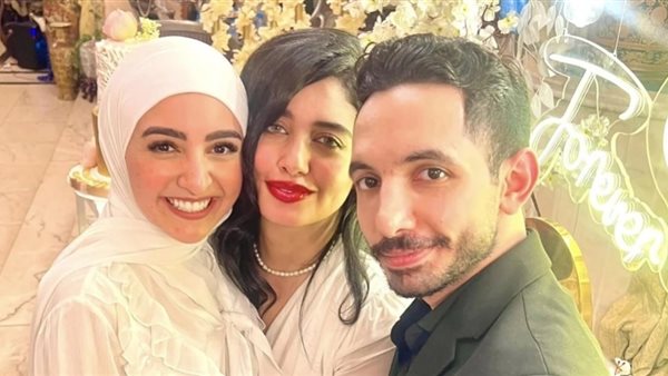 هلا رشدي وشقيقها