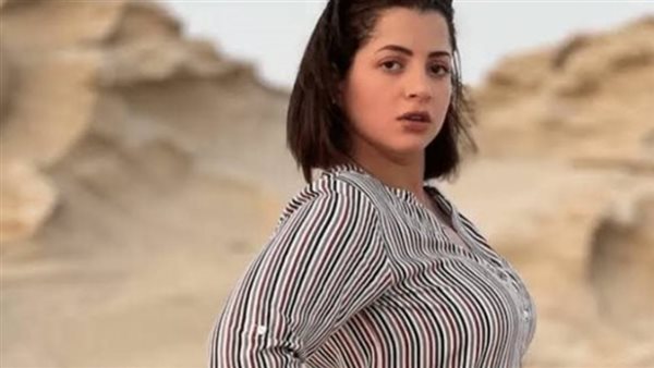 الفنانة منى فاروق