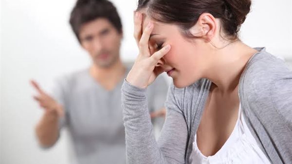 سيدة أمام محكمة الأسرة