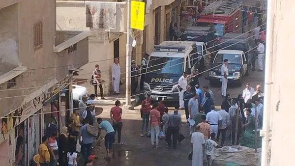 شخص يطعن صديقه 