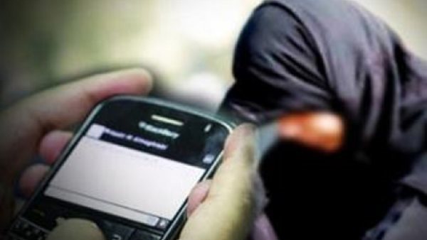 حاول ابتزاز فتاة